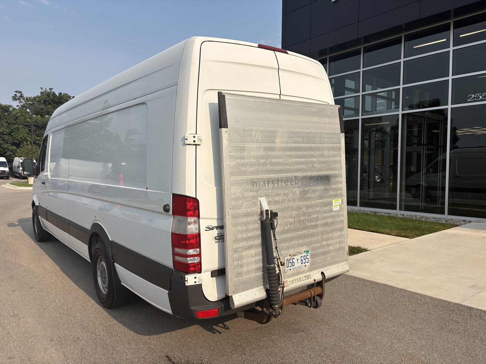 Used 2010 Freightliner Sprinter 2500 RWD image 2