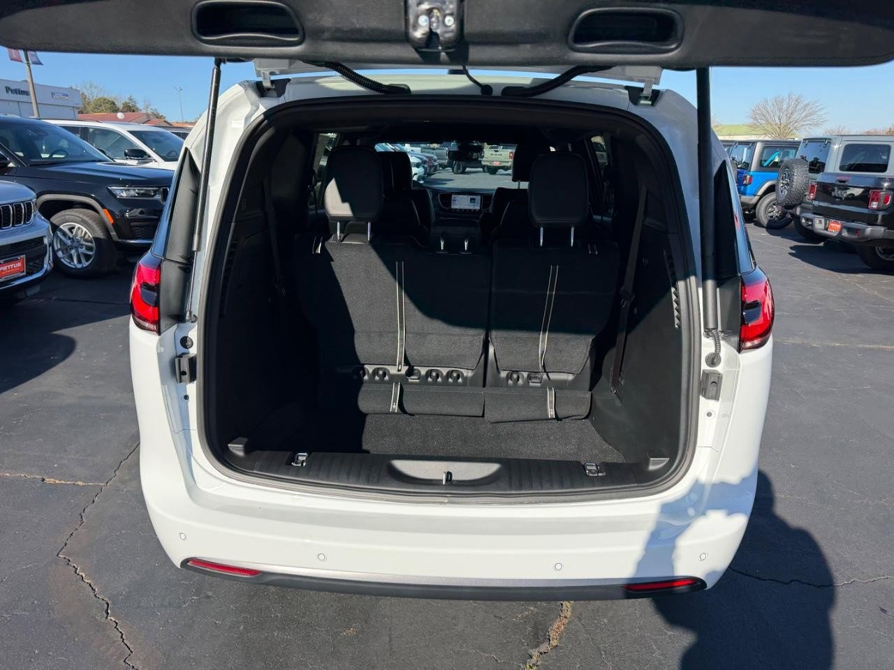 New 2026 Chrysler Pacifica Select FWD image 5