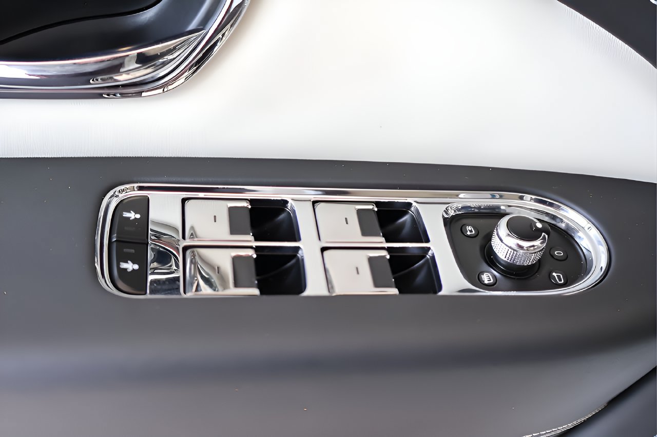 Used 2024 Bentley Bentayga AWD/4WD image 13