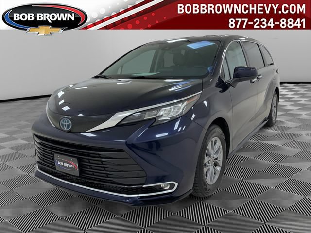 Used 2022 Toyota Sienna XLE FWD image 1