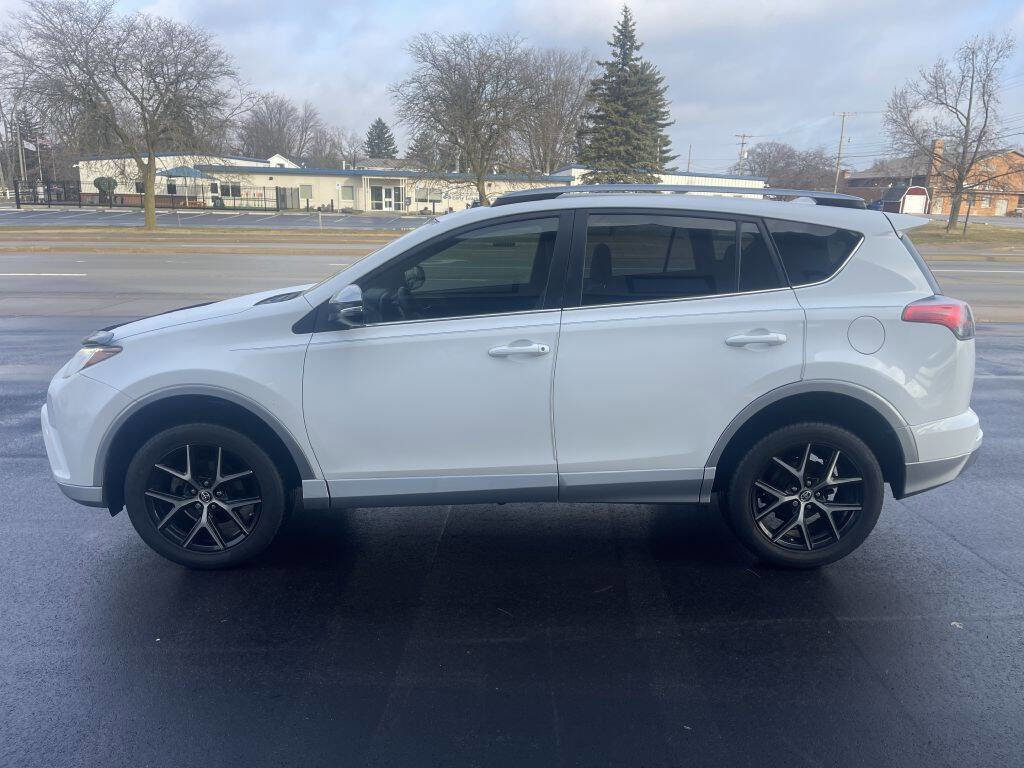 Used 2018 Toyota RAV4 SE image 2