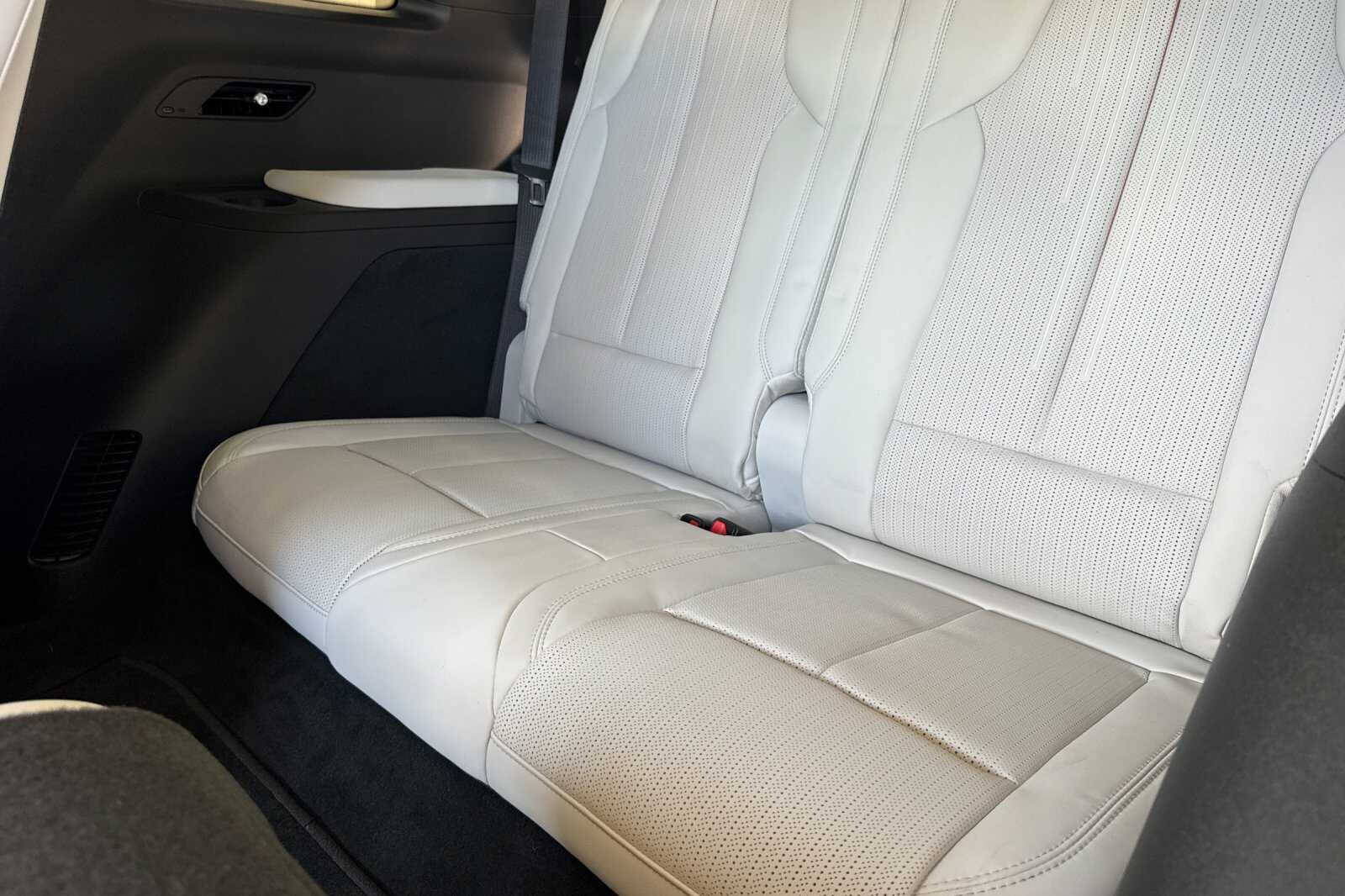 New 2027 Cadillac Vistiq Luxury w/ LPO, Floor Liner Package AWD/4WD image 15