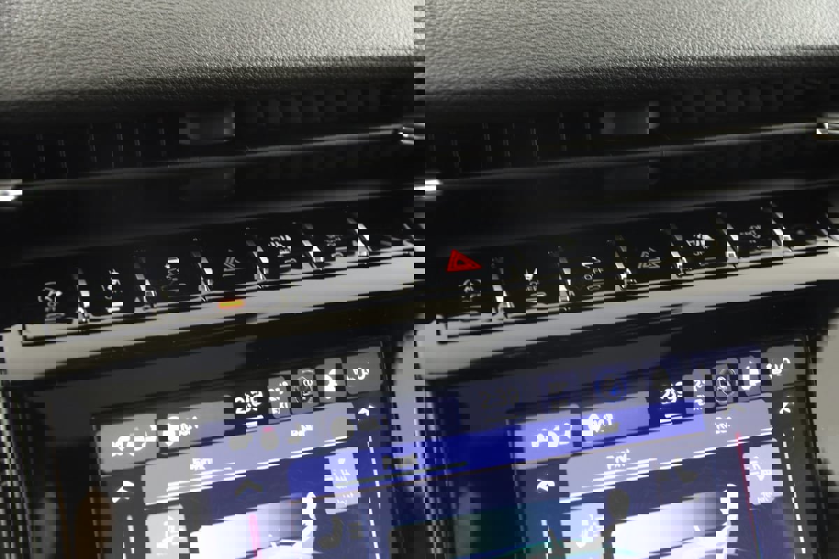 Used 2023 Jeep Grand Cherokee L Laredo image 31