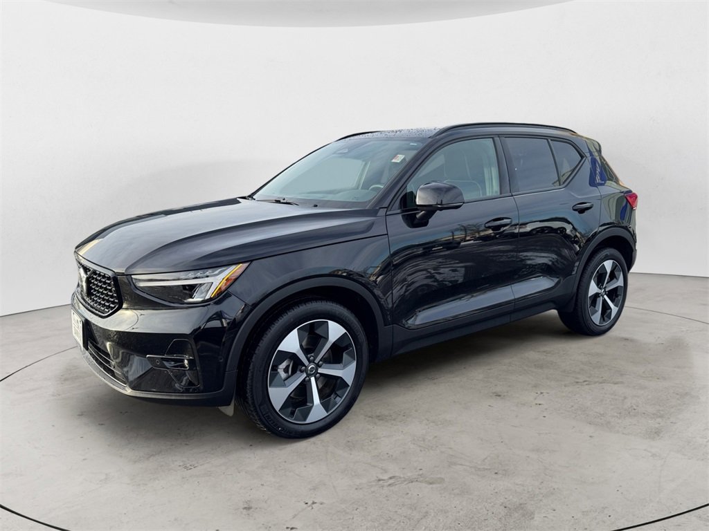 Certified 2025 Volvo XC40 B5 Plus image 2