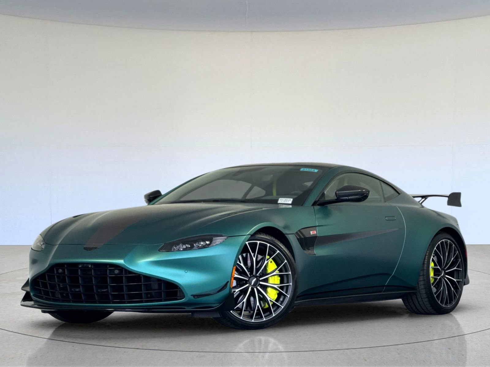 Used 2023 Aston Martin V8 Vantage Coupe RWD image 1