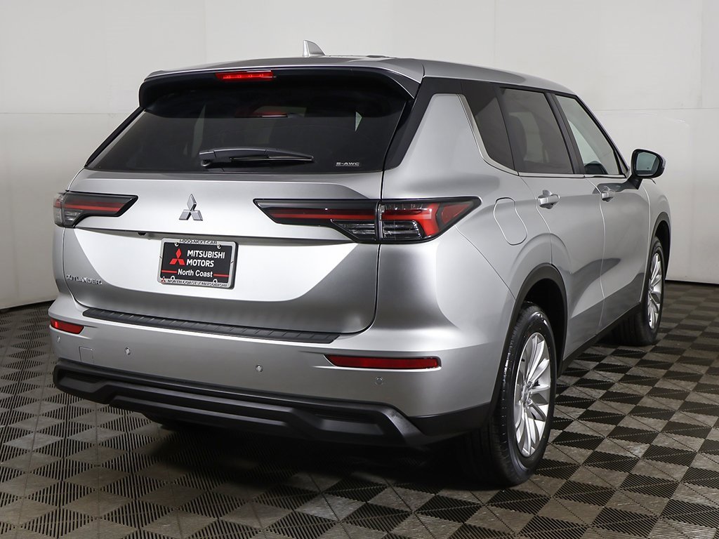 New 2026 Mitsubishi Outlander ES image 11