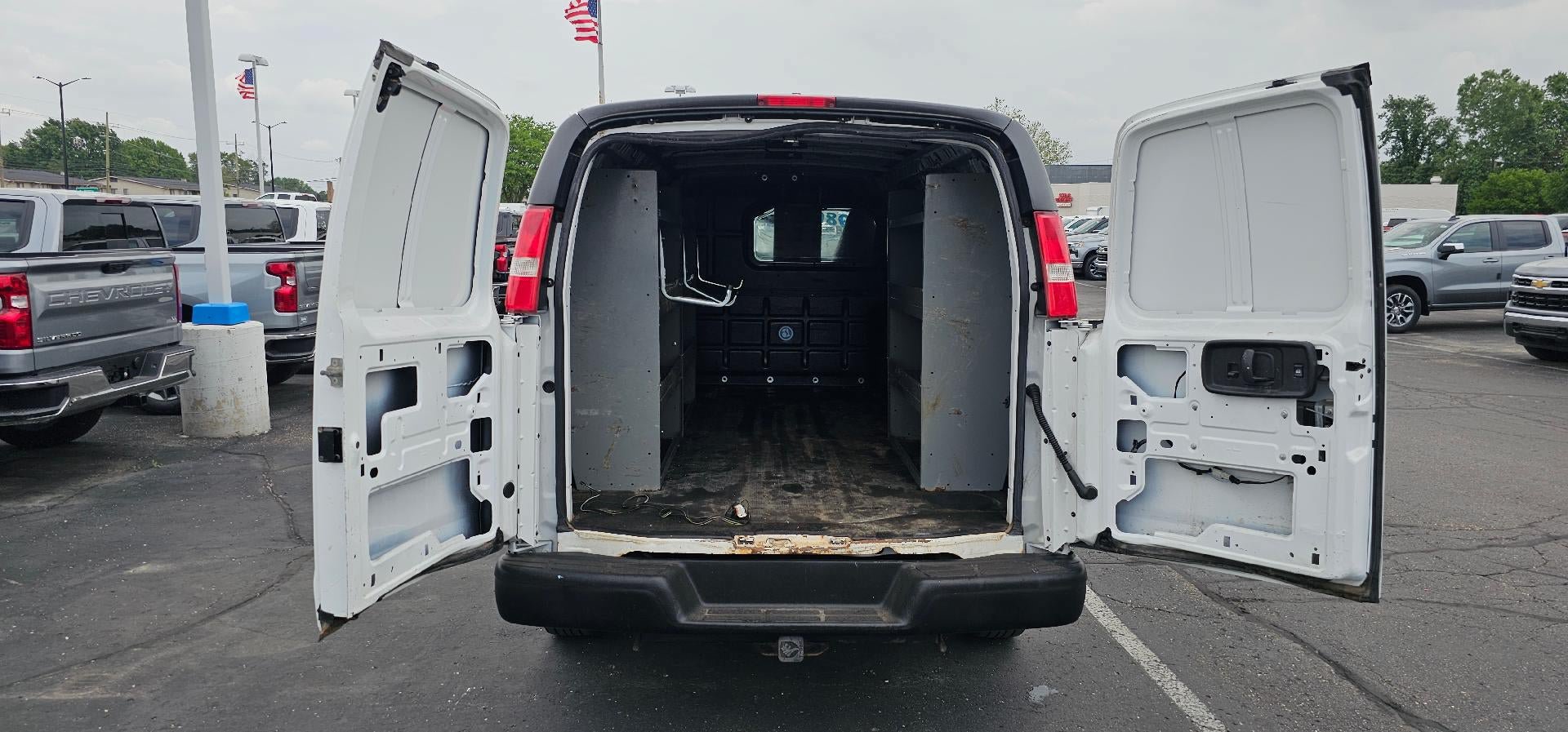 Used 2018 Chevrolet Express 2500 Extended RWD image 7