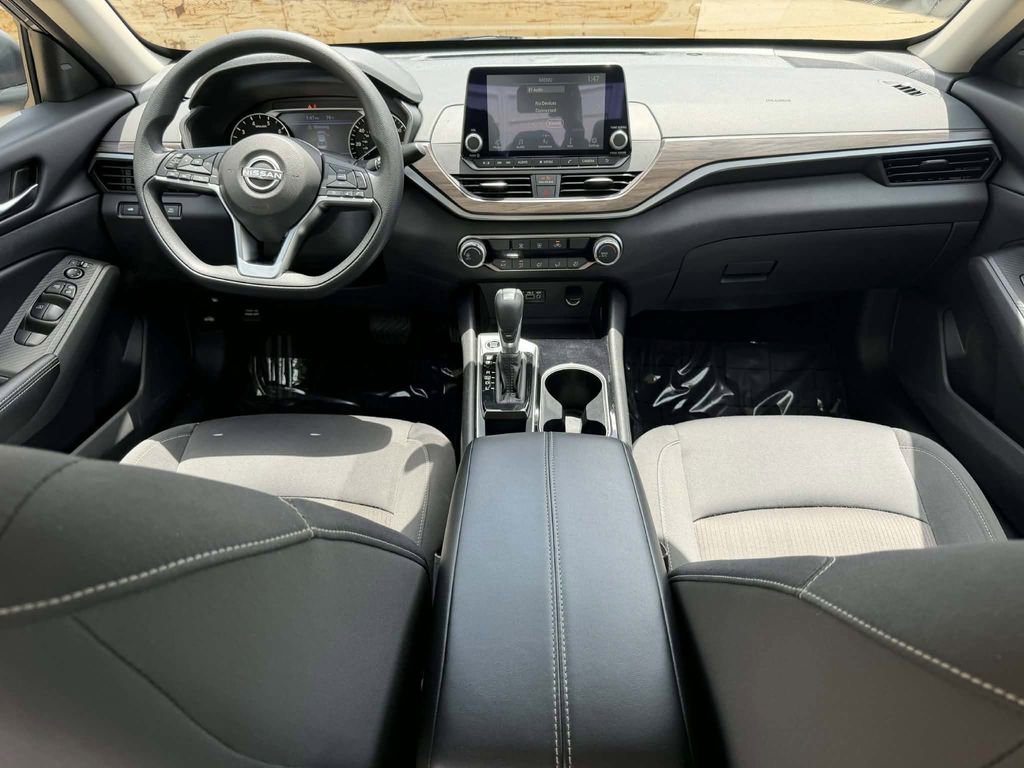Used 2024 Nissan Altima 2.5 SV FWD image 12