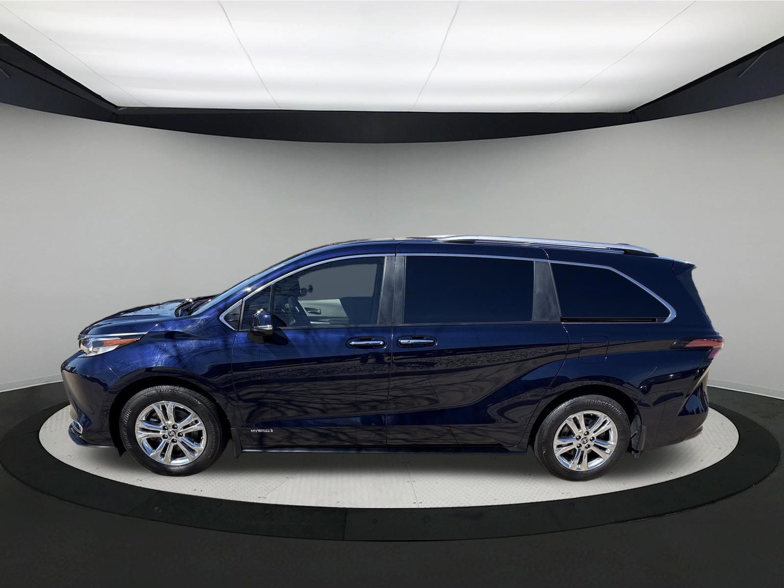 Used 2021 Toyota Sienna Platinum w/ Outdoor Package (TMS) image 4