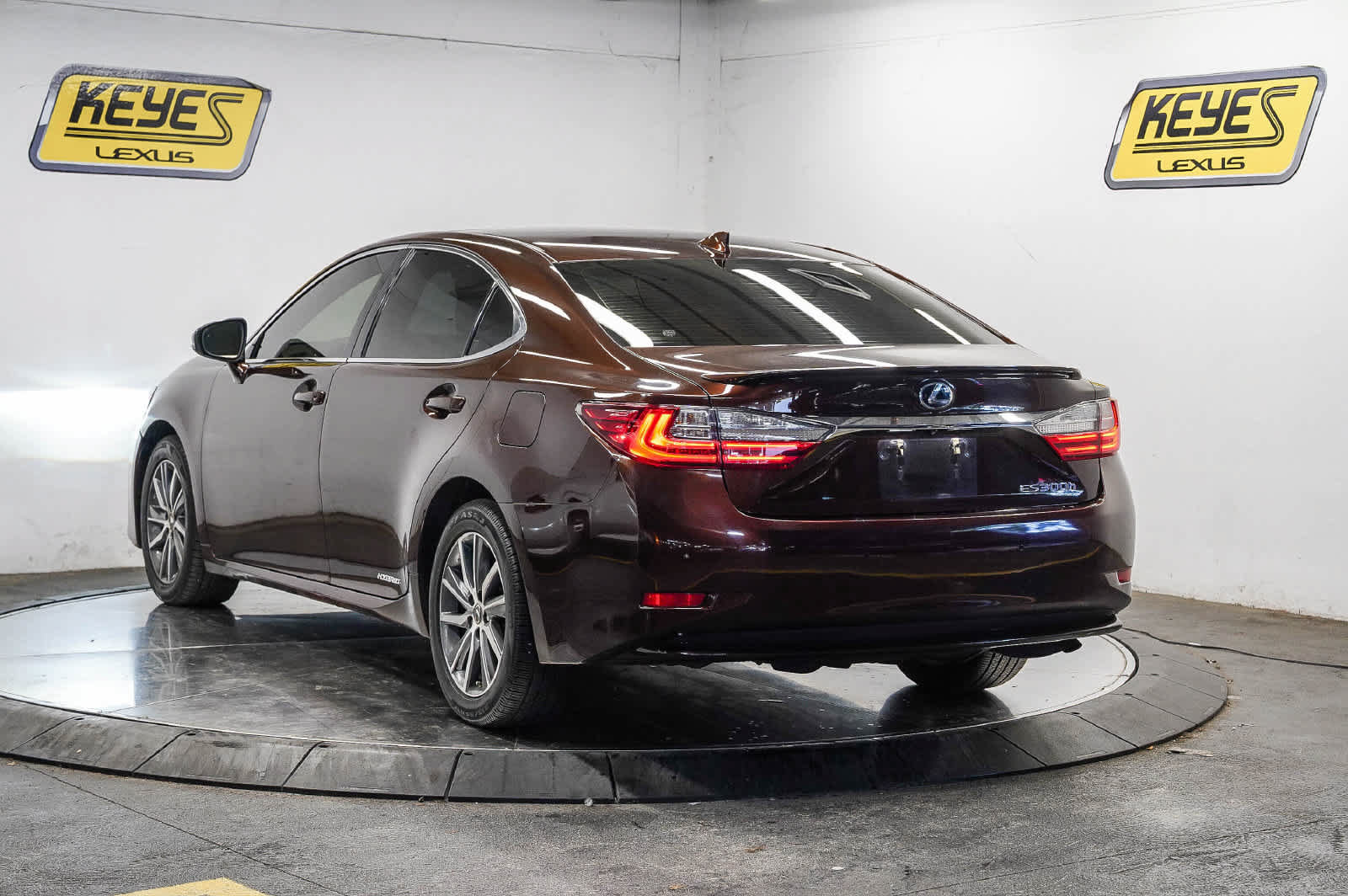Used 2017 Lexus ES 300h w/ Navigation System Package FWD image 2