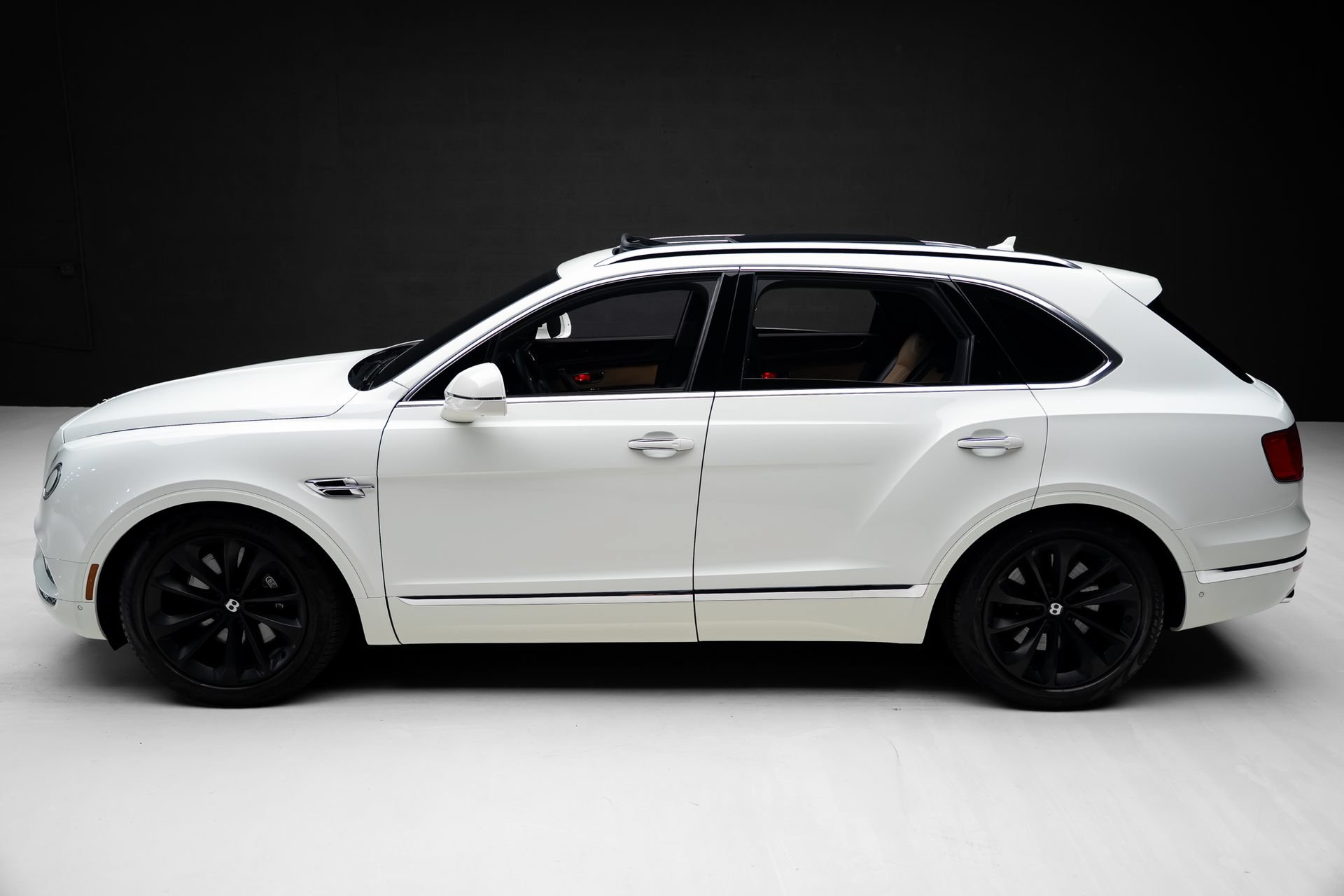 Used 2018 Bentley Bentayga AWD/4WD image 16
