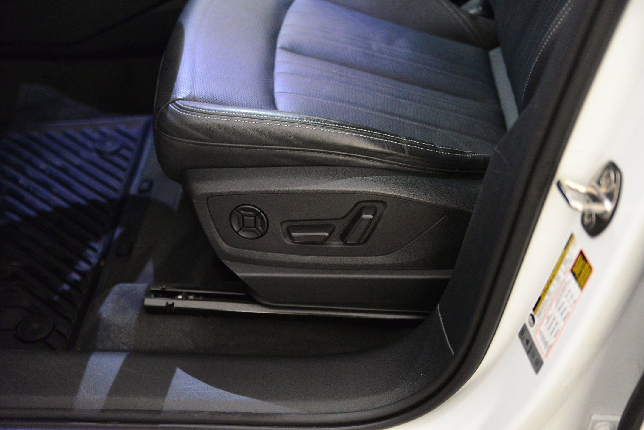 Used 2020 Audi e-tron Premium Plus image 25