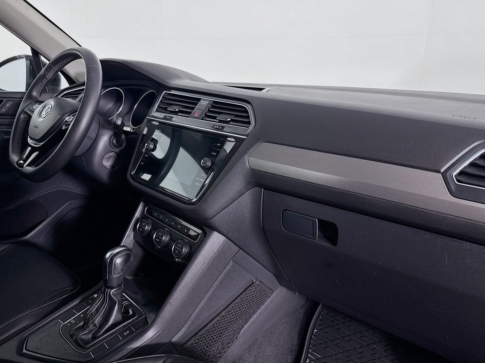 Used 2021 Volkswagen Tiguan SE w/ Panoramic Sunroof Package FWD image 29