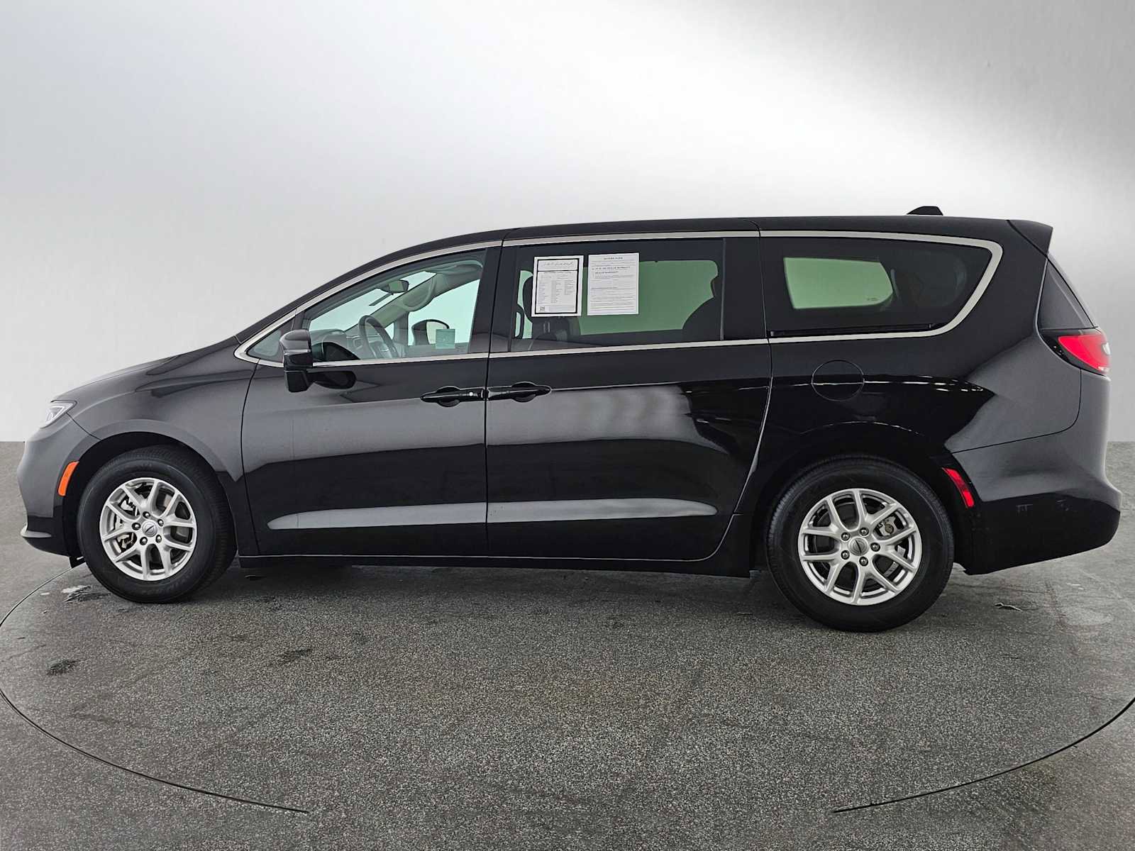 Used 2024 Chrysler Pacifica Touring-L image 6