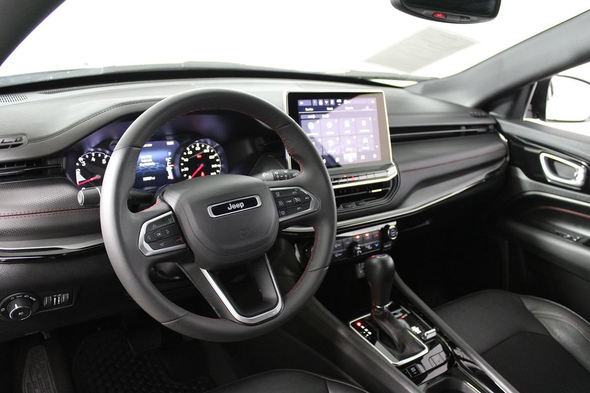 Used 2025 Jeep Compass Trailhawk AWD/4WD image 13