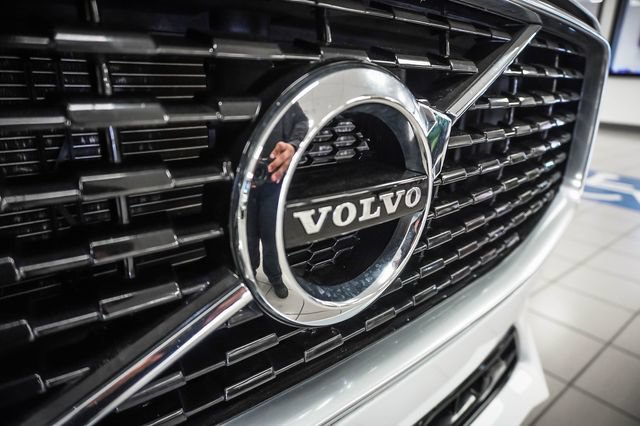 Used 2018 Volvo XC60 T6 R-Design w/ Convenience Package AWD/4WD image 26