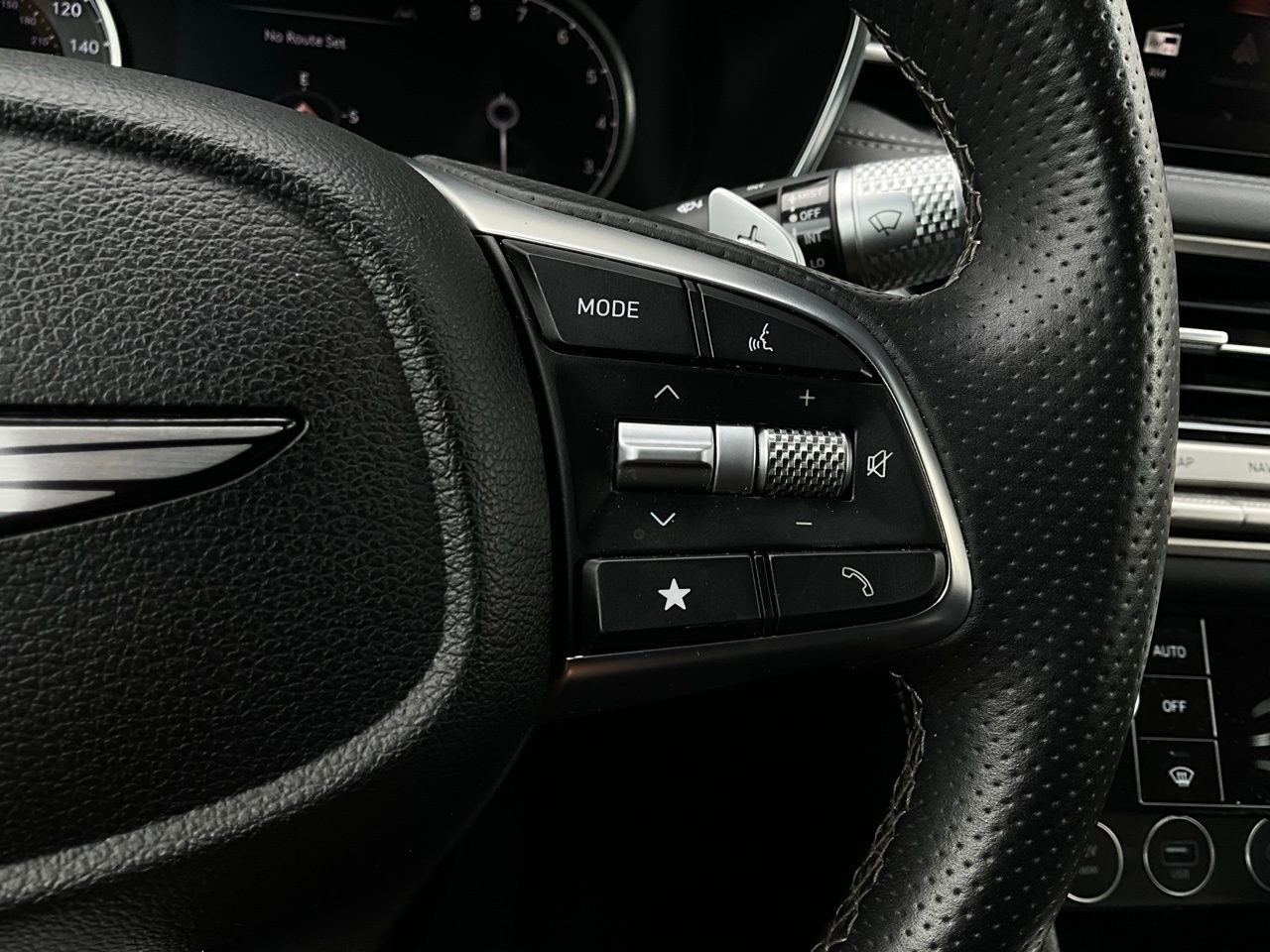 Used 2025 Genesis G70 2.5T image 37