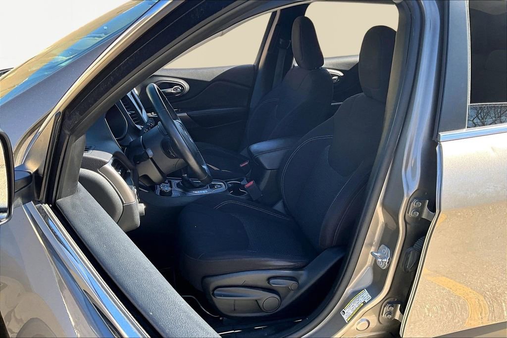 Used 2019 Jeep Cherokee Latitude w/ Cold Weather Group image 25