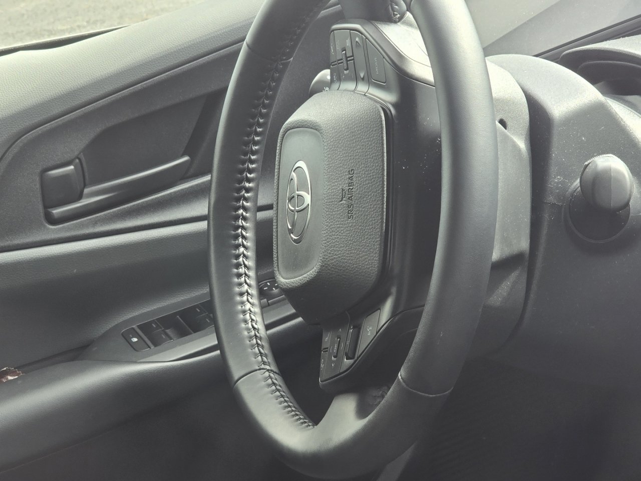 Used 2025 Toyota Prius LE FWD image 17