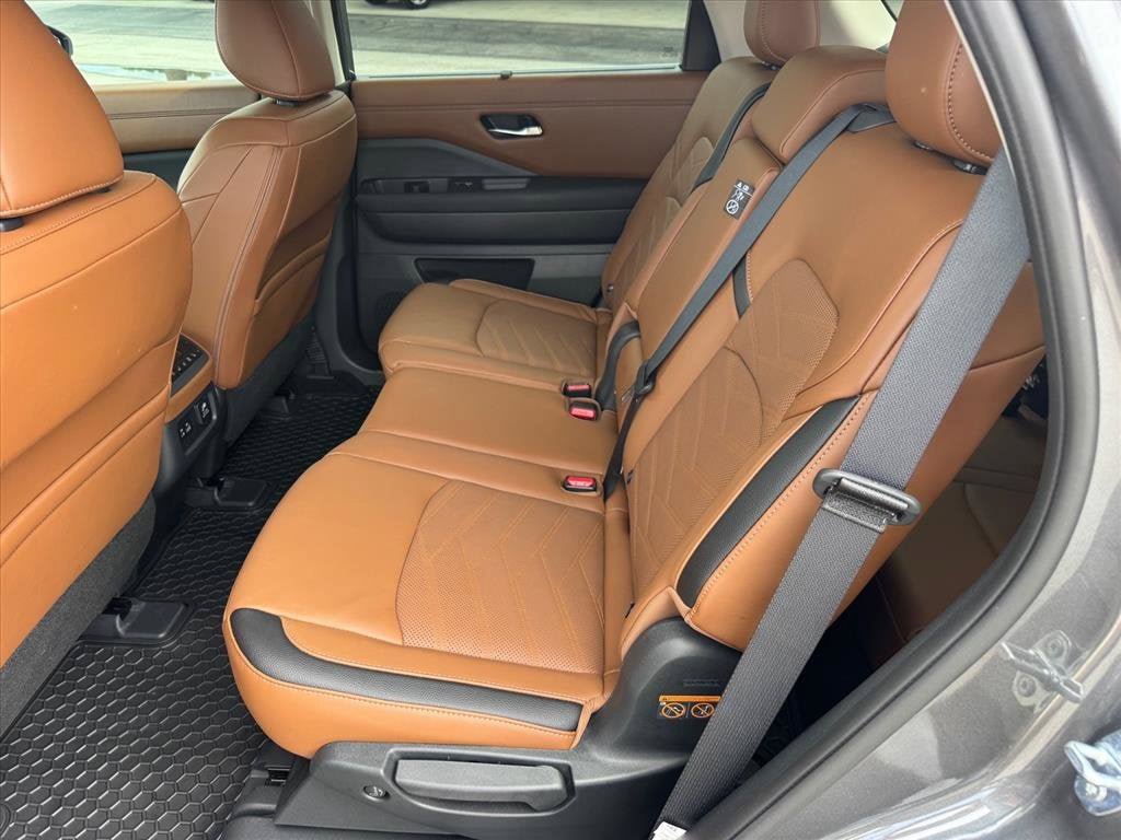 Used 2025 Nissan Pathfinder Platinum w/ Cargo Package FWD image 14