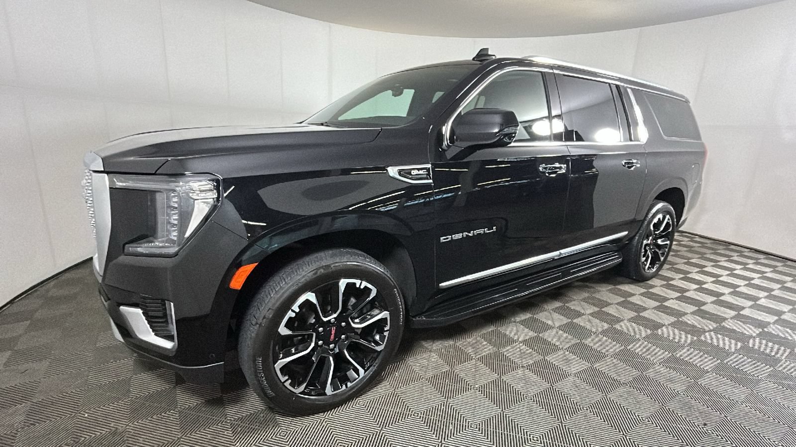Used 2024 GMC Yukon XL Denali w/ Advanced Technology Package AWD/4WD image 8