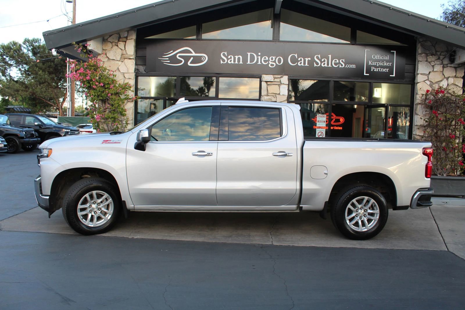 Used 2019 Chevrolet Silverado 1500 LTZ w/ LTZ Plus Package AWD/4WD image 2