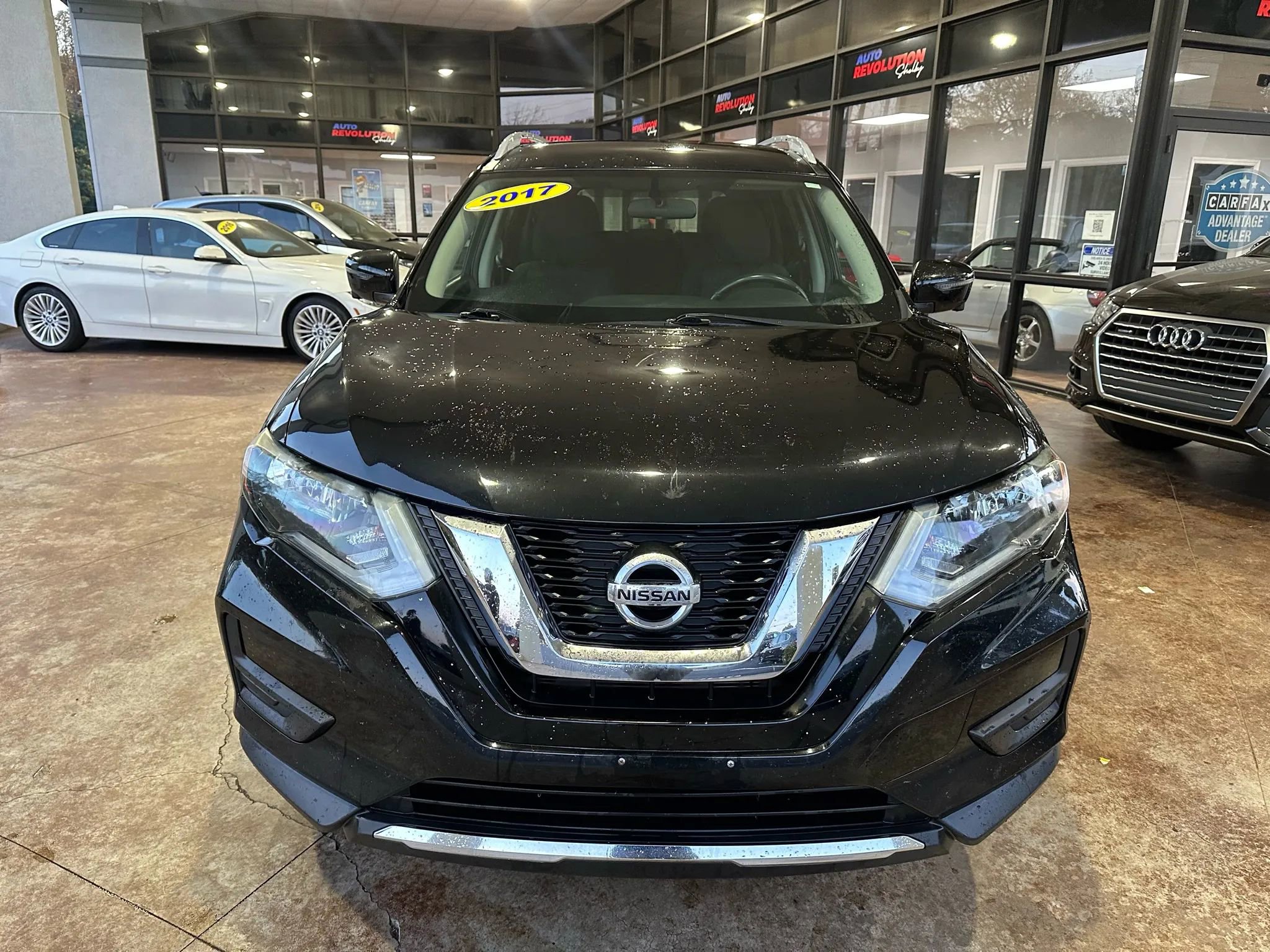 Used 2017 Nissan Rogue SV w/ SV Premium Package image 2