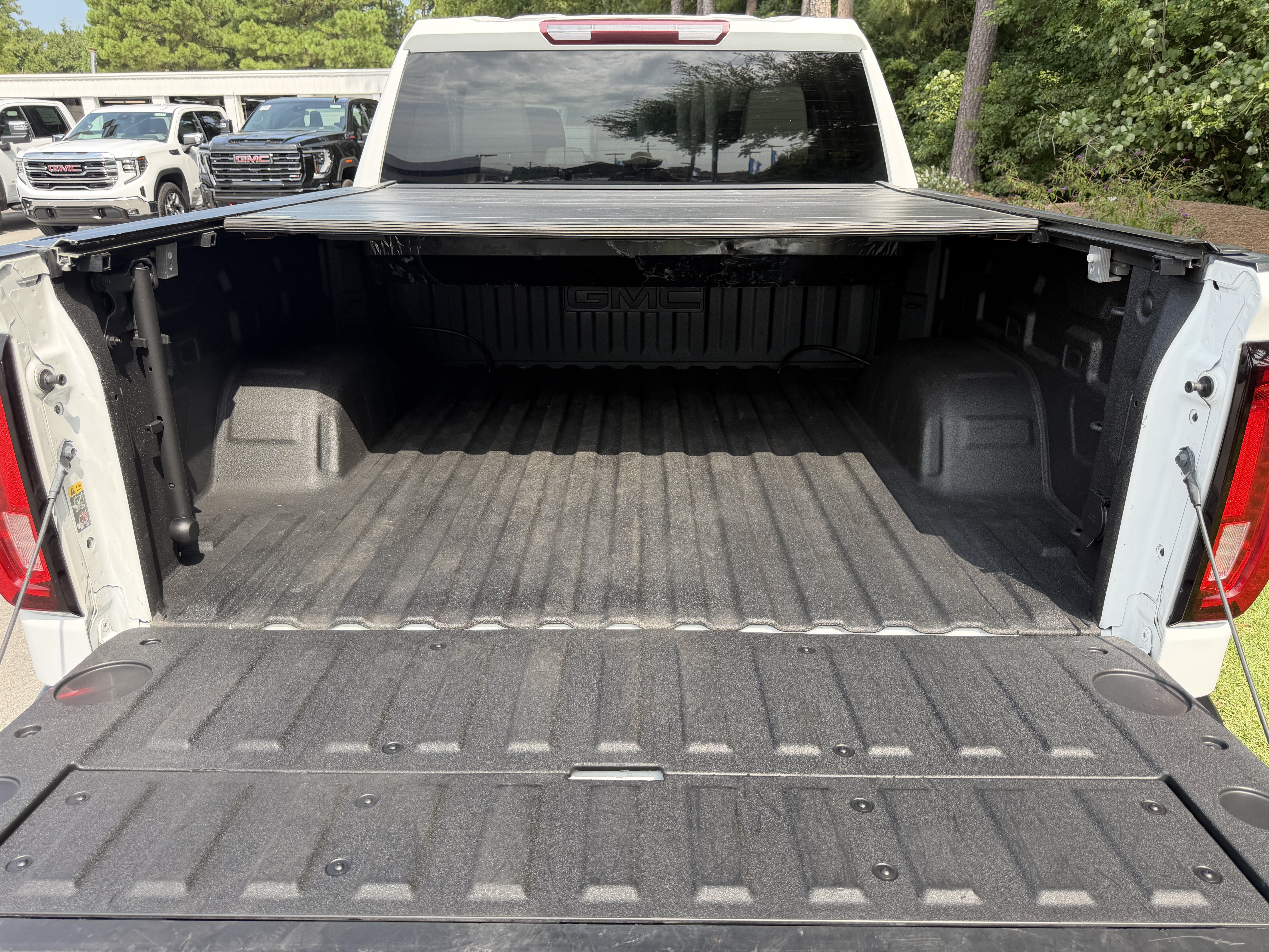 Used 2021 GMC Sierra 1500 SLT w/ X31 Off-Road Package AWD/4WD image 4