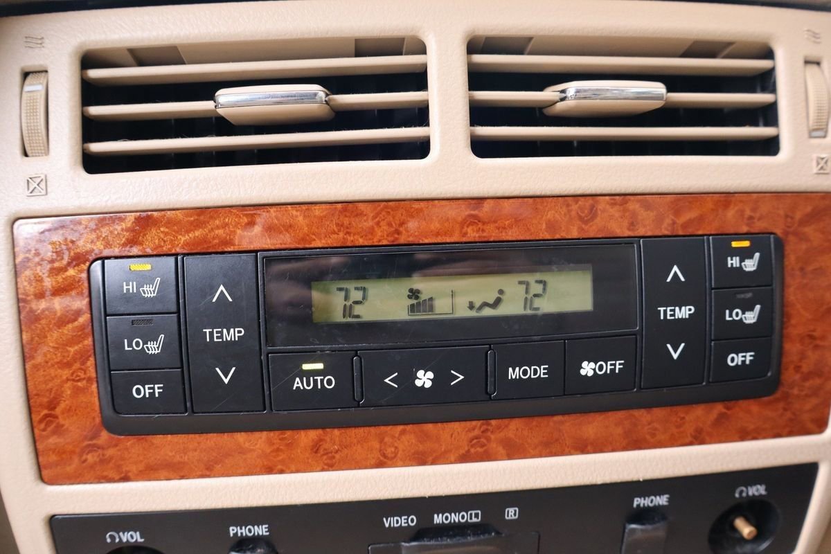 Used 2013 Toyota Land Cruiser image 25