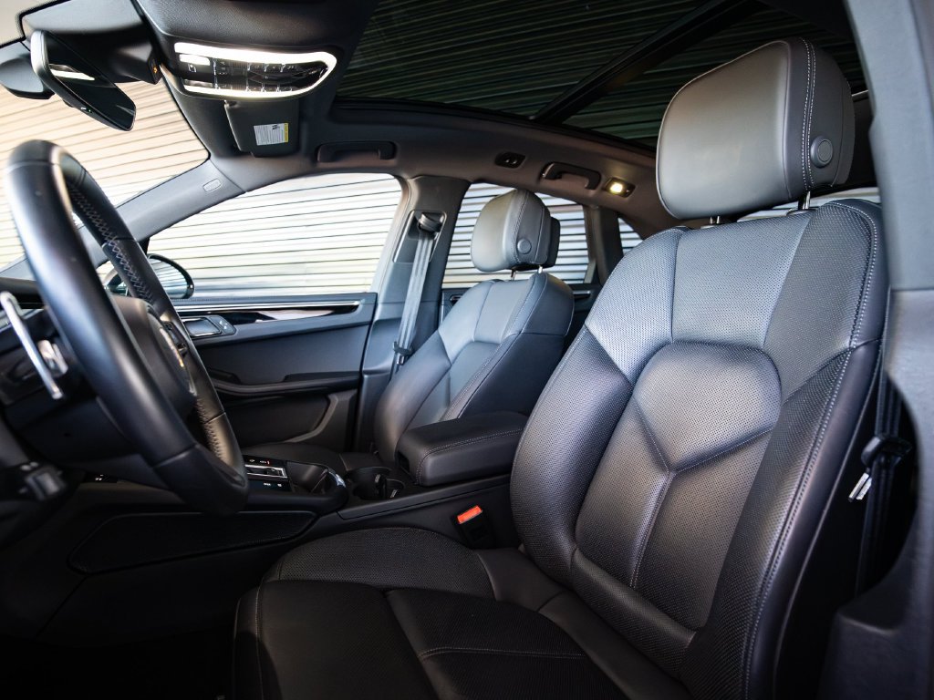 Certified 2023 Porsche Macan S AWD/4WD image 5