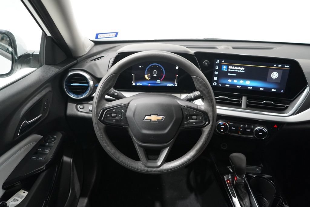 Used 2025 Chevrolet Trax LT FWD image 13