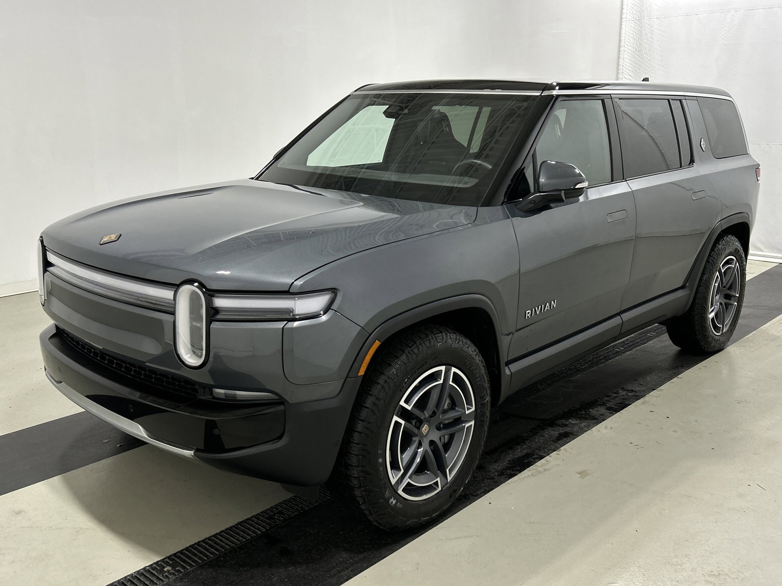 Used 2025 Rivian R1S Adventure image 1