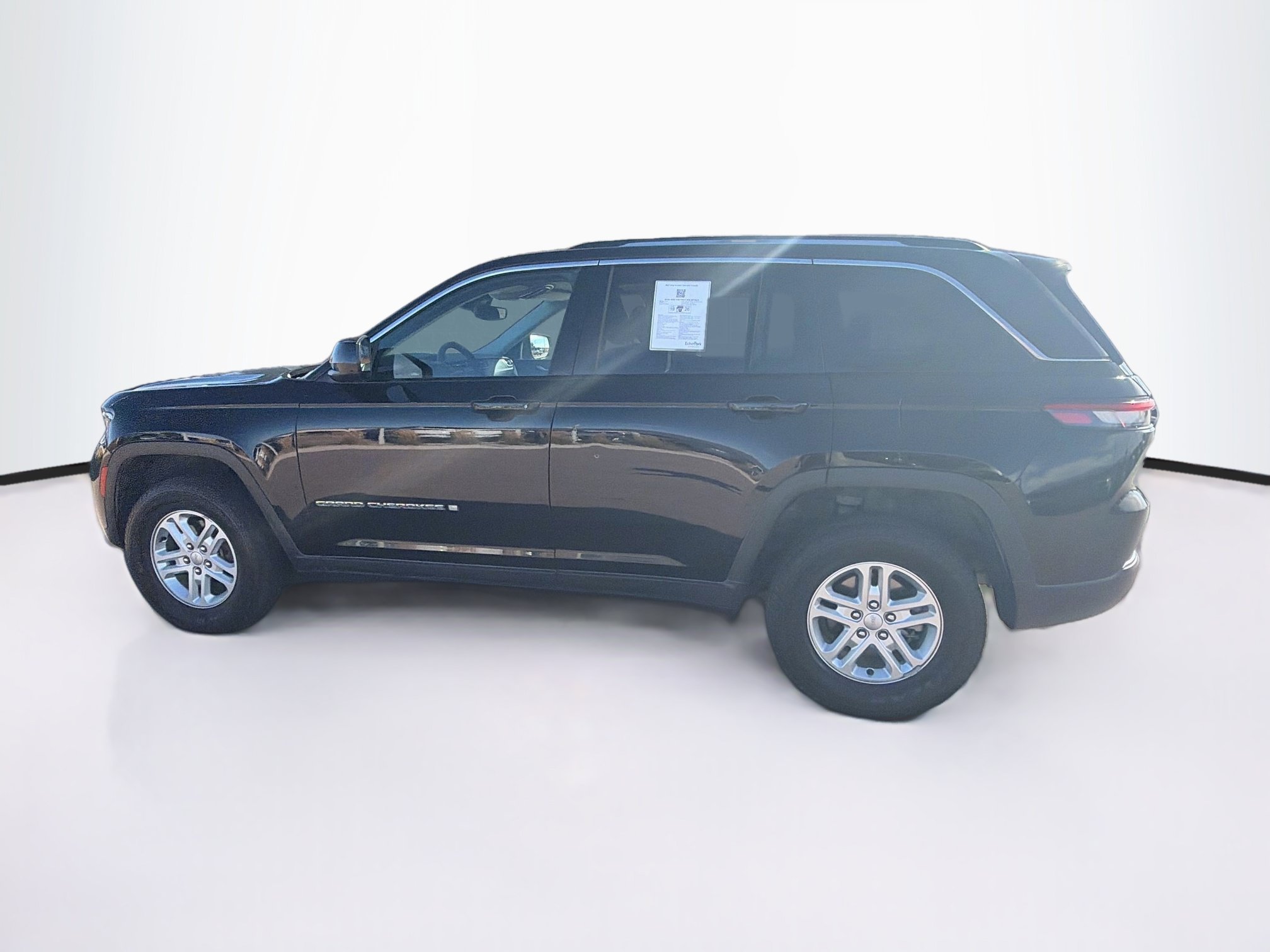 Used 2023 Jeep Grand Cherokee Laredo w/ Luxury Tech Group I AWD/4WD image 4