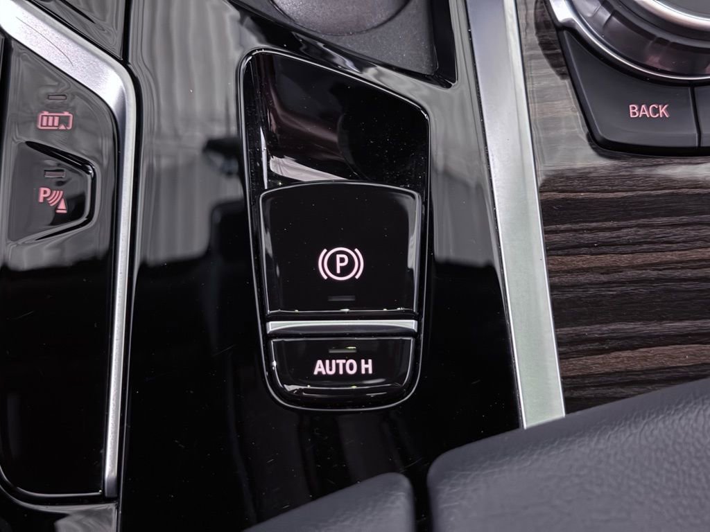 Used 2023 BMW 530e xDrive w/ Premium Package image 40