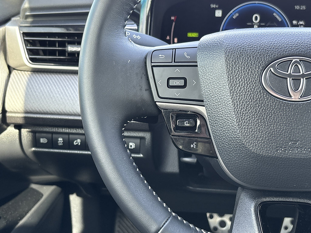 Used 2025 Toyota Camry SE w/ Convenience Package FWD image 16