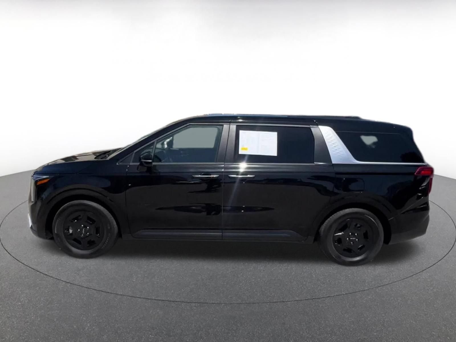 Used 2026 Kia Carnival FWD image 8