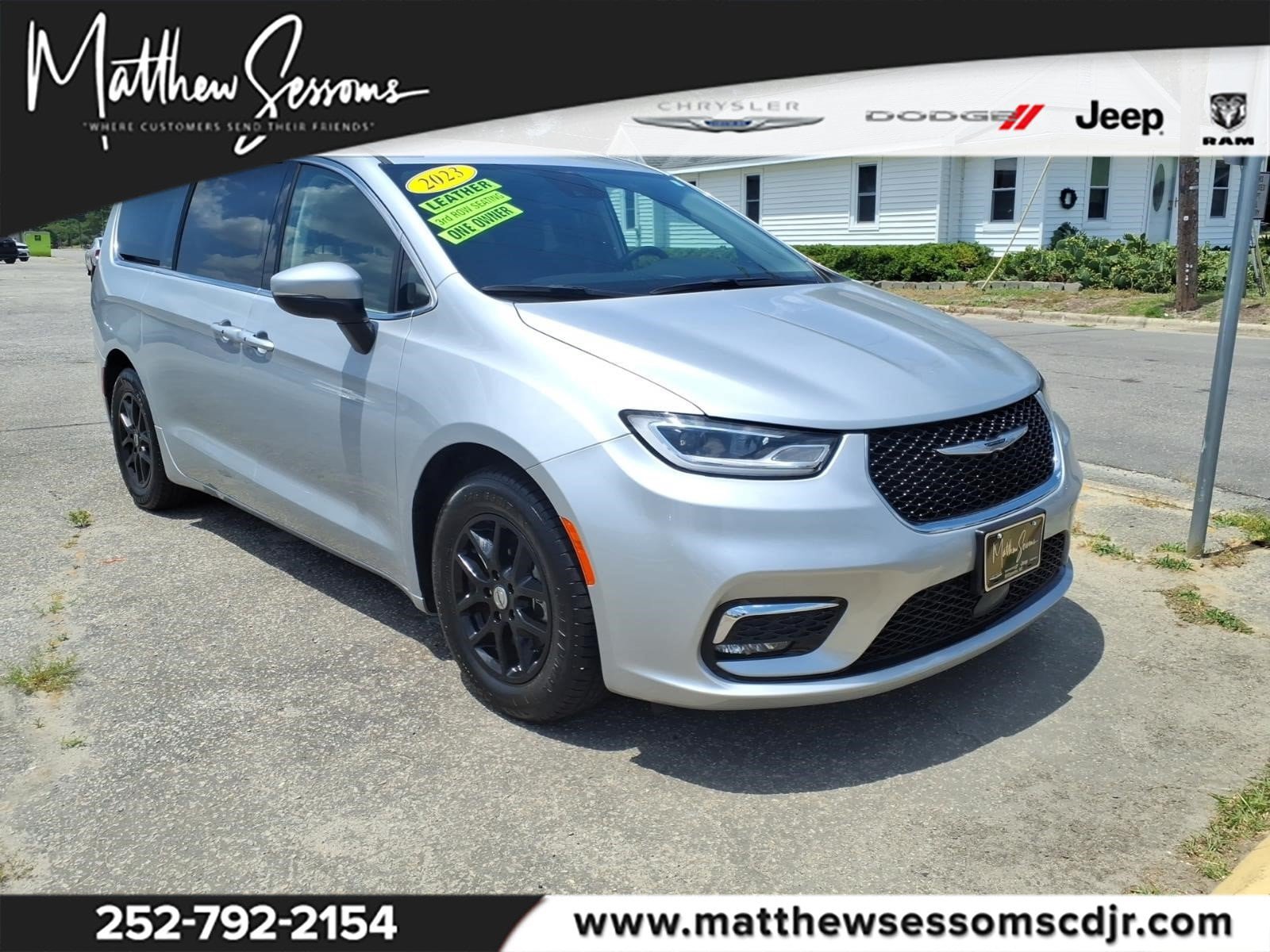 Used 2023 Chrysler Pacifica Touring-L FWD image 1