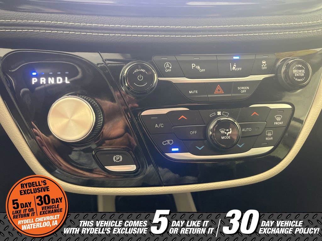 Used 2023 Chrysler Pacifica Touring-L image 31