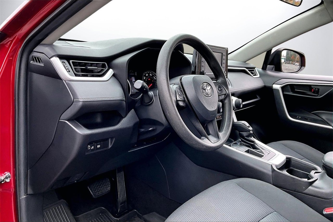 Used 2021 Toyota RAV4 LE image 16
