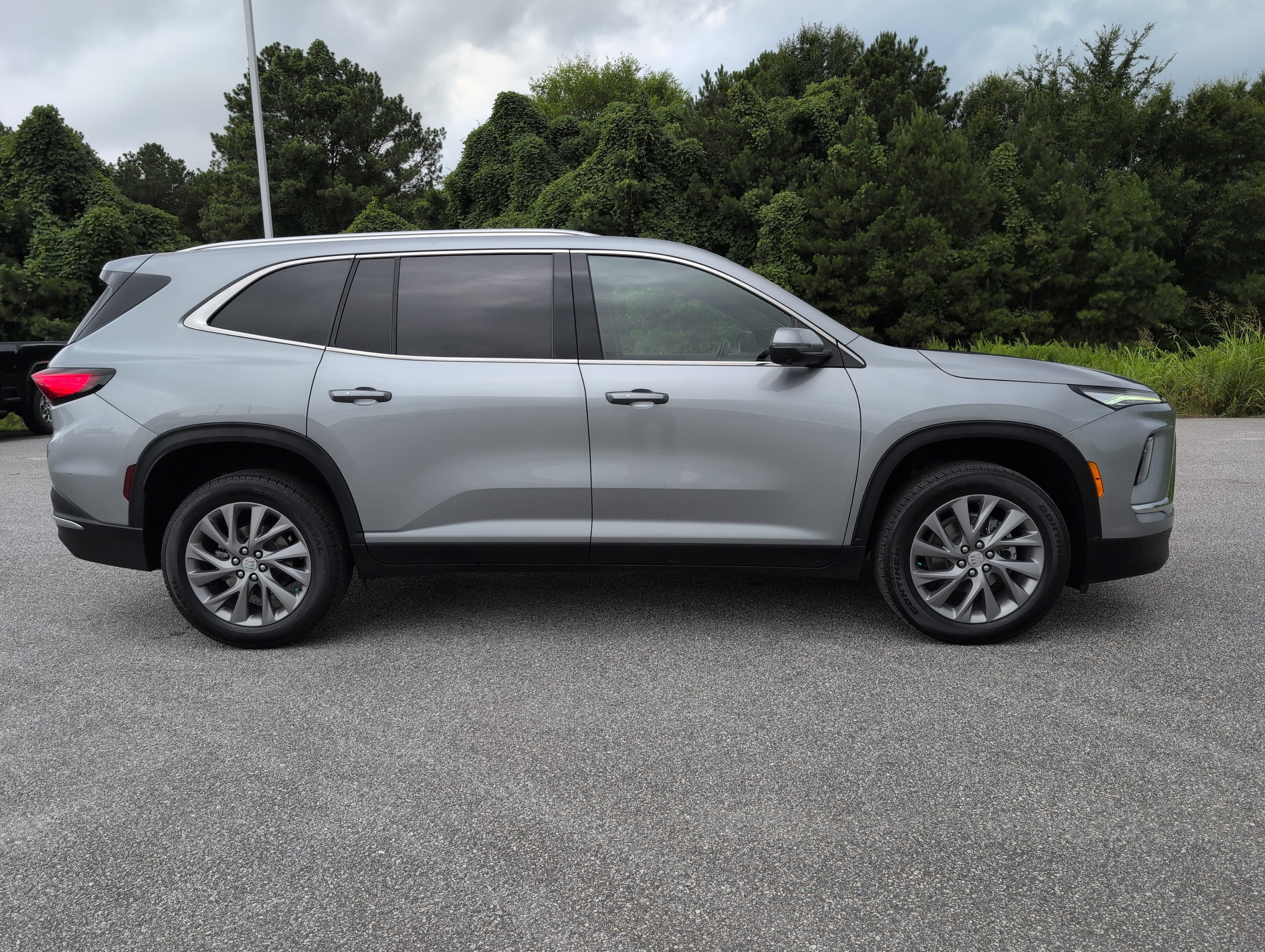 Used 2025 Buick Enclave Preferred FWD image 9