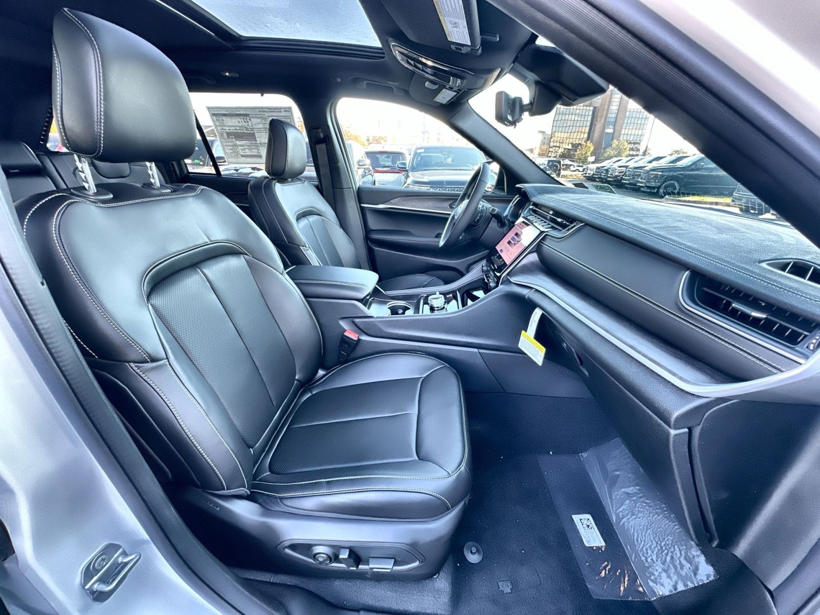 New 2025 Jeep Grand Cherokee Limited w/ Luxury Tech Group II image 27