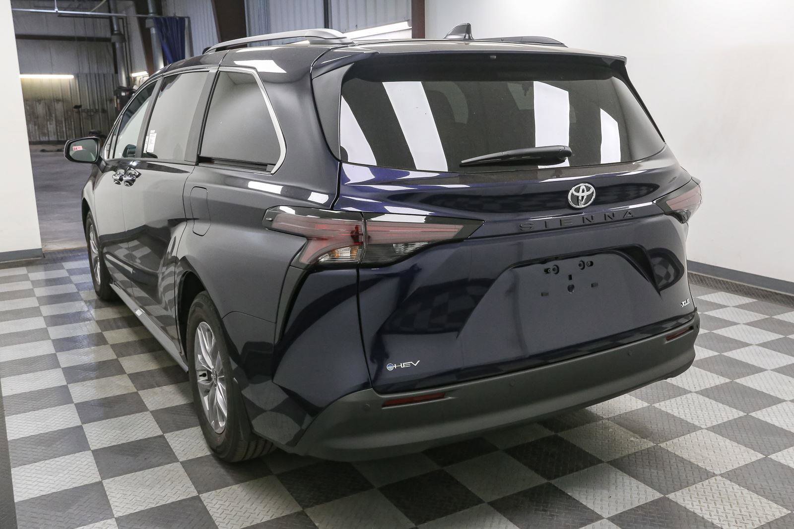 New 2026 Toyota Sienna XLE FWD image 8