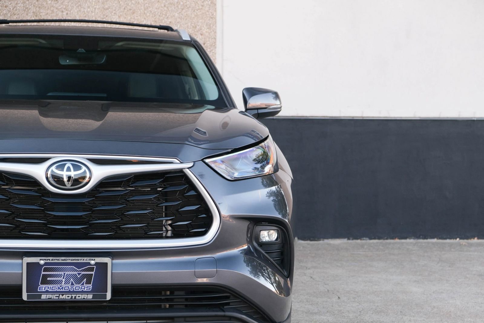 Used 2022 Toyota Highlander XLE image 3