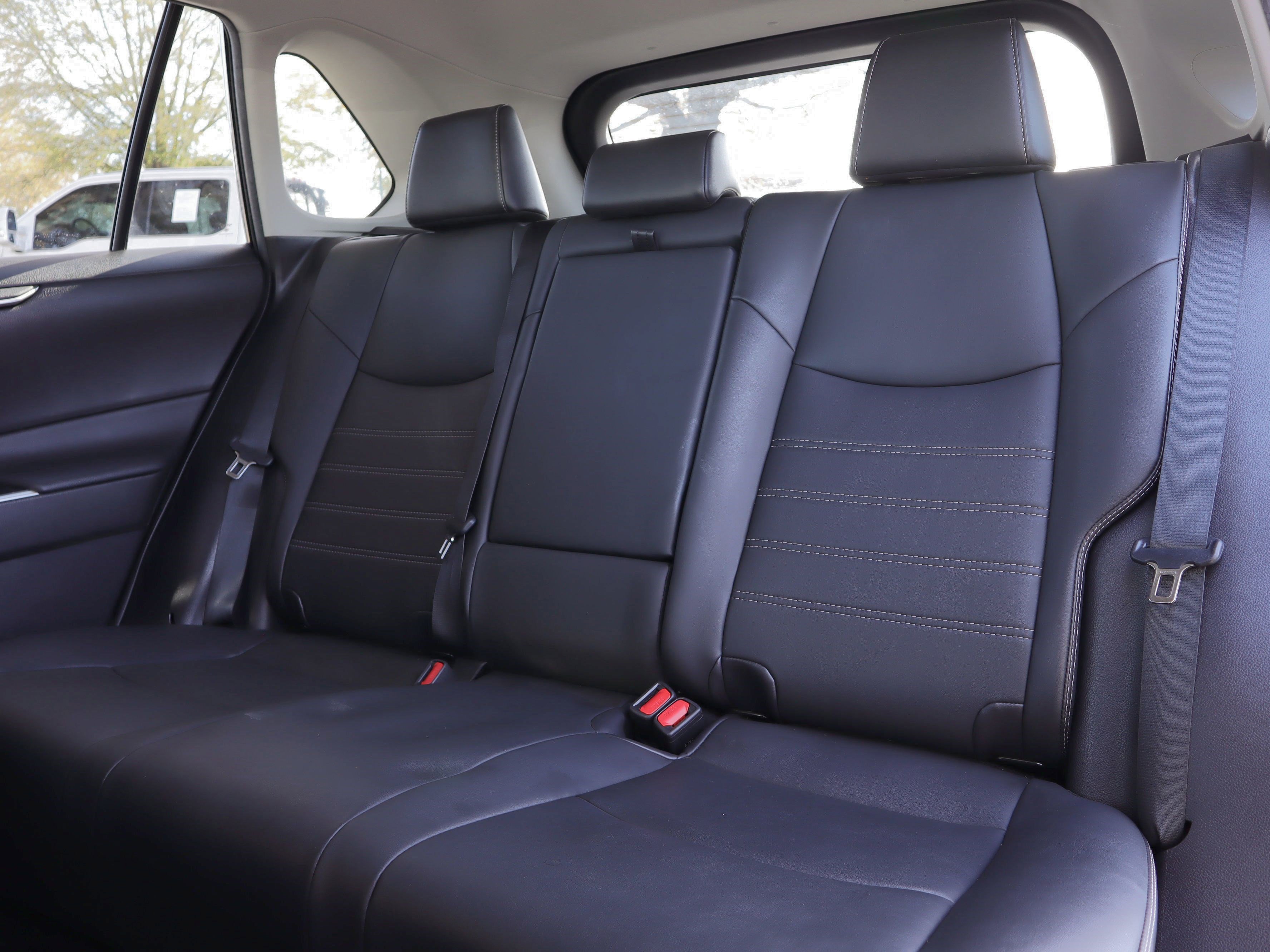 Used 2021 Toyota RAV4 XLE Premium image 9