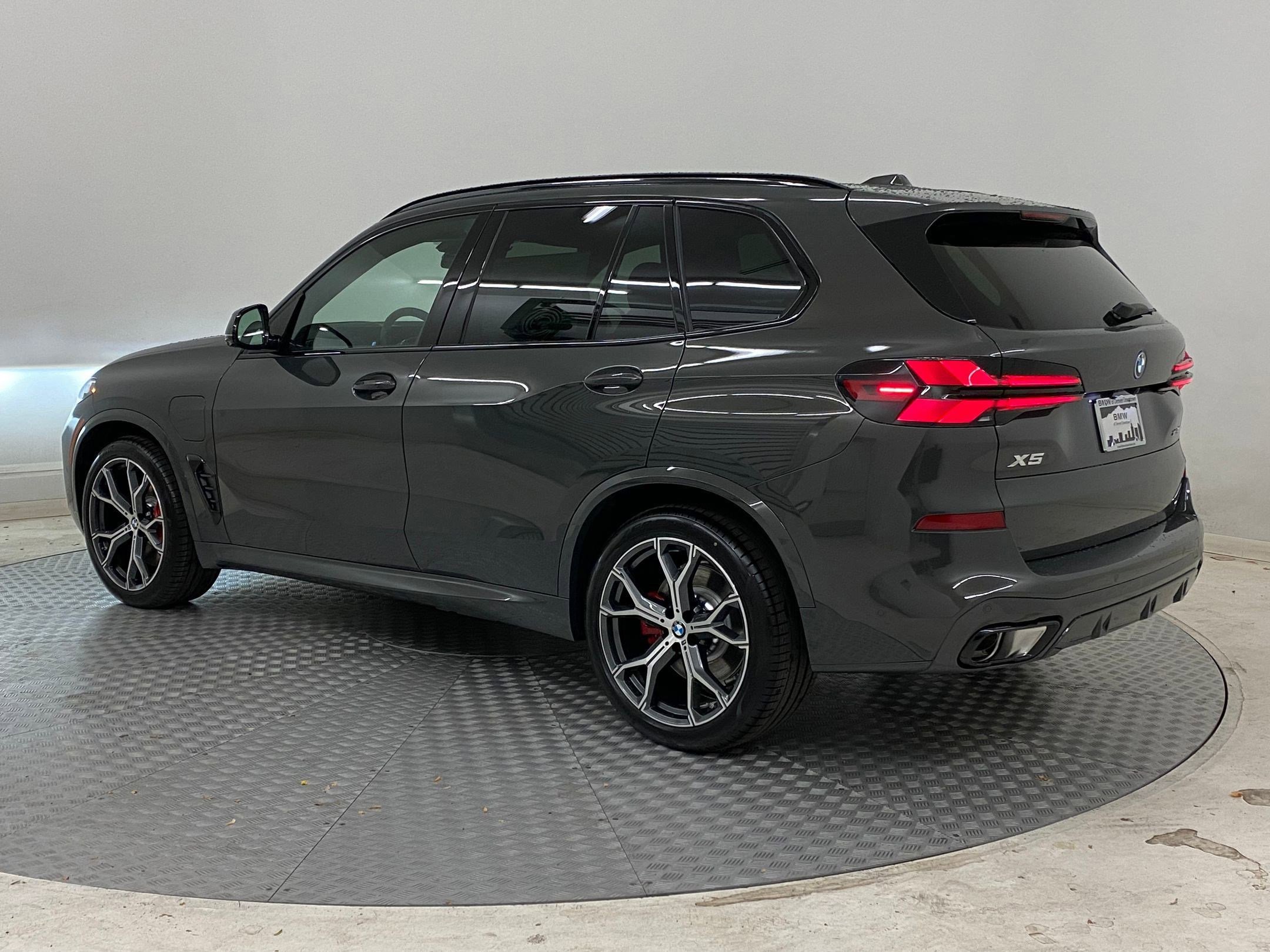 Used 2026 BMW X5 xDrive50e w/ M Sport Package image 3