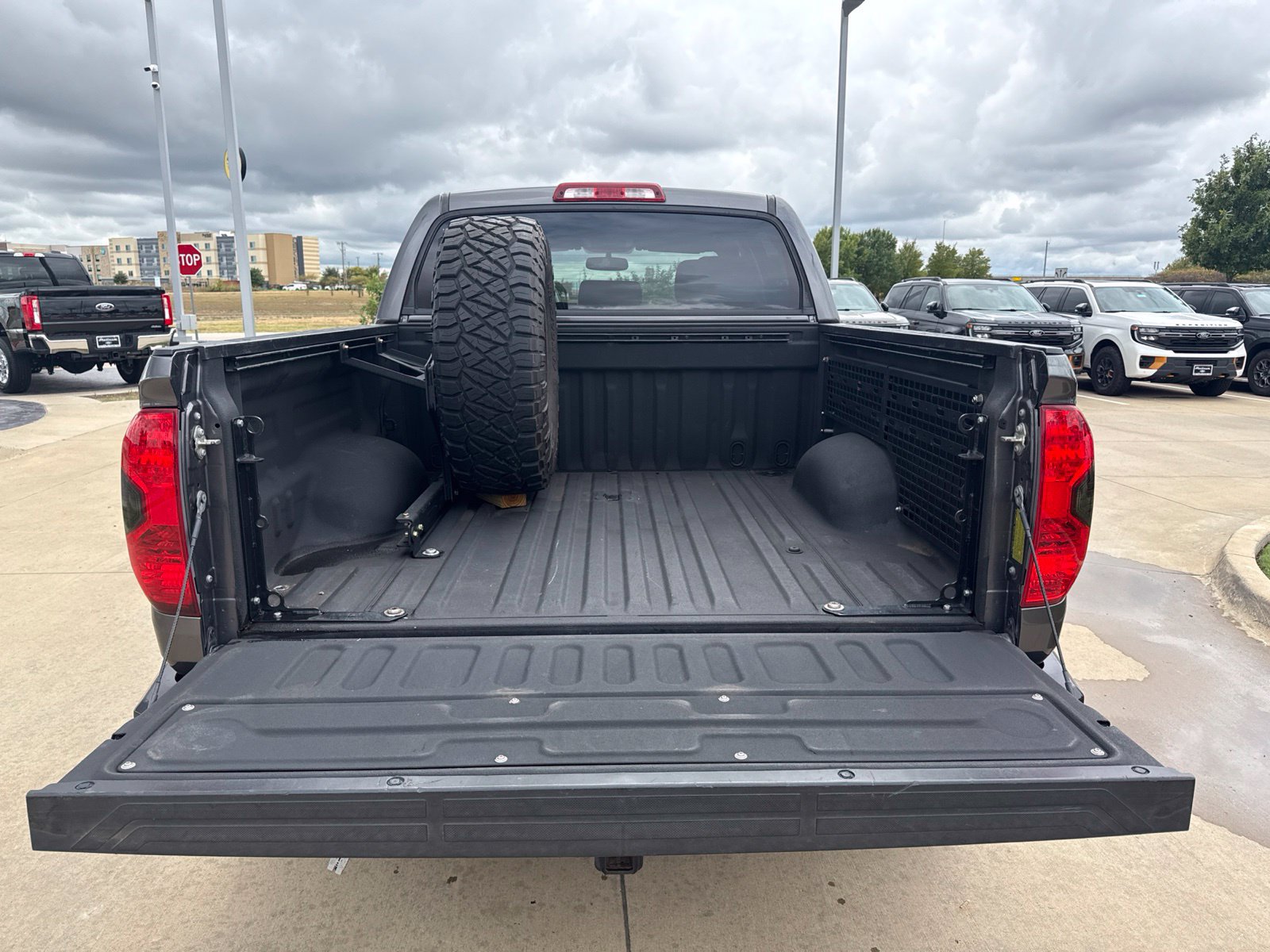 Used 2016 Toyota Tundra SR5 w/ SR5 Upgrade Package AWD/4WD image 5