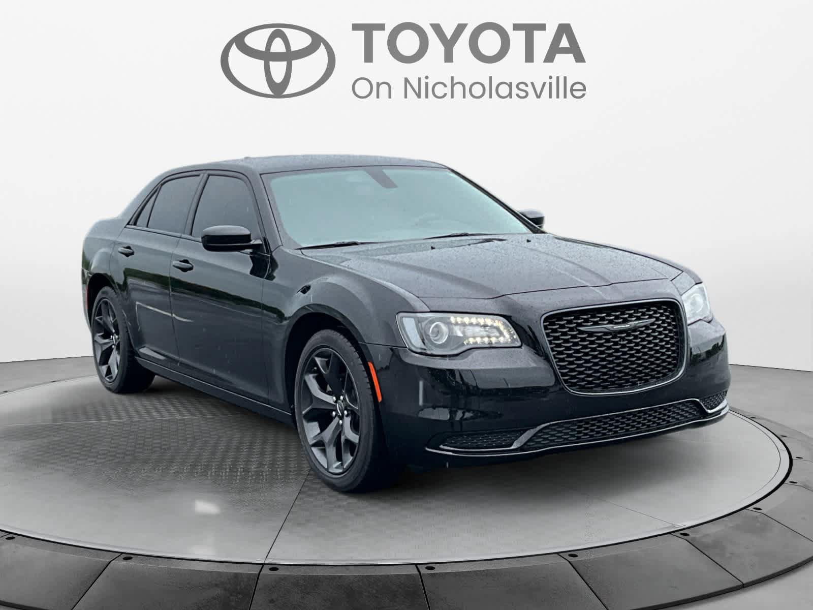 Used 2023 Chrysler 300 Touring w/ Sport Appearance Package RWD image 7