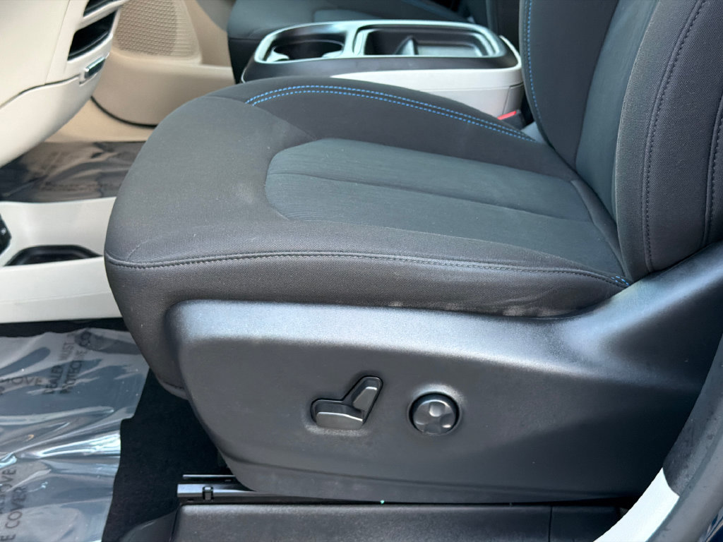 Used 2021 Chrysler Pacifica Touring FWD image 16