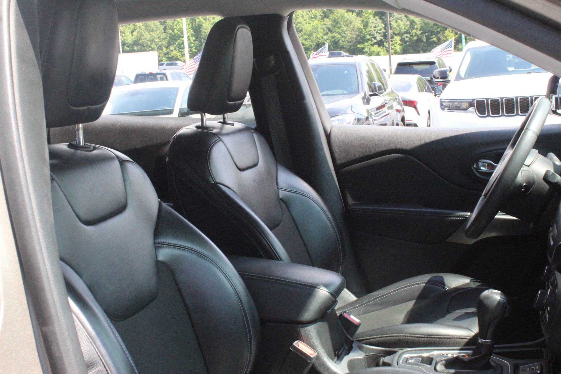 Used 2020 Jeep Cherokee Latitude Plus FWD image 32