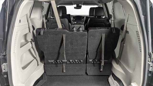 Used 2023 Chrysler Pacifica Touring-L FWD image 18